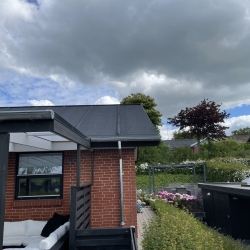 Hjørne af hus med tagrenovering lavet af tømrer